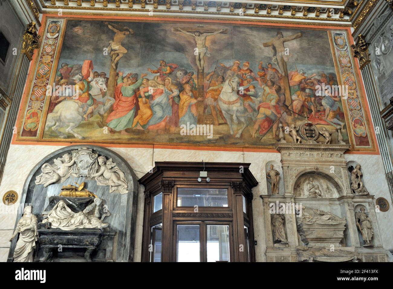 Italie, Rome, église San Marcello al Corso, contre-façade, peinture crucifixion de Giovanni Battista Ricci (AD 1623) et monuments funéraires Banque D'Images