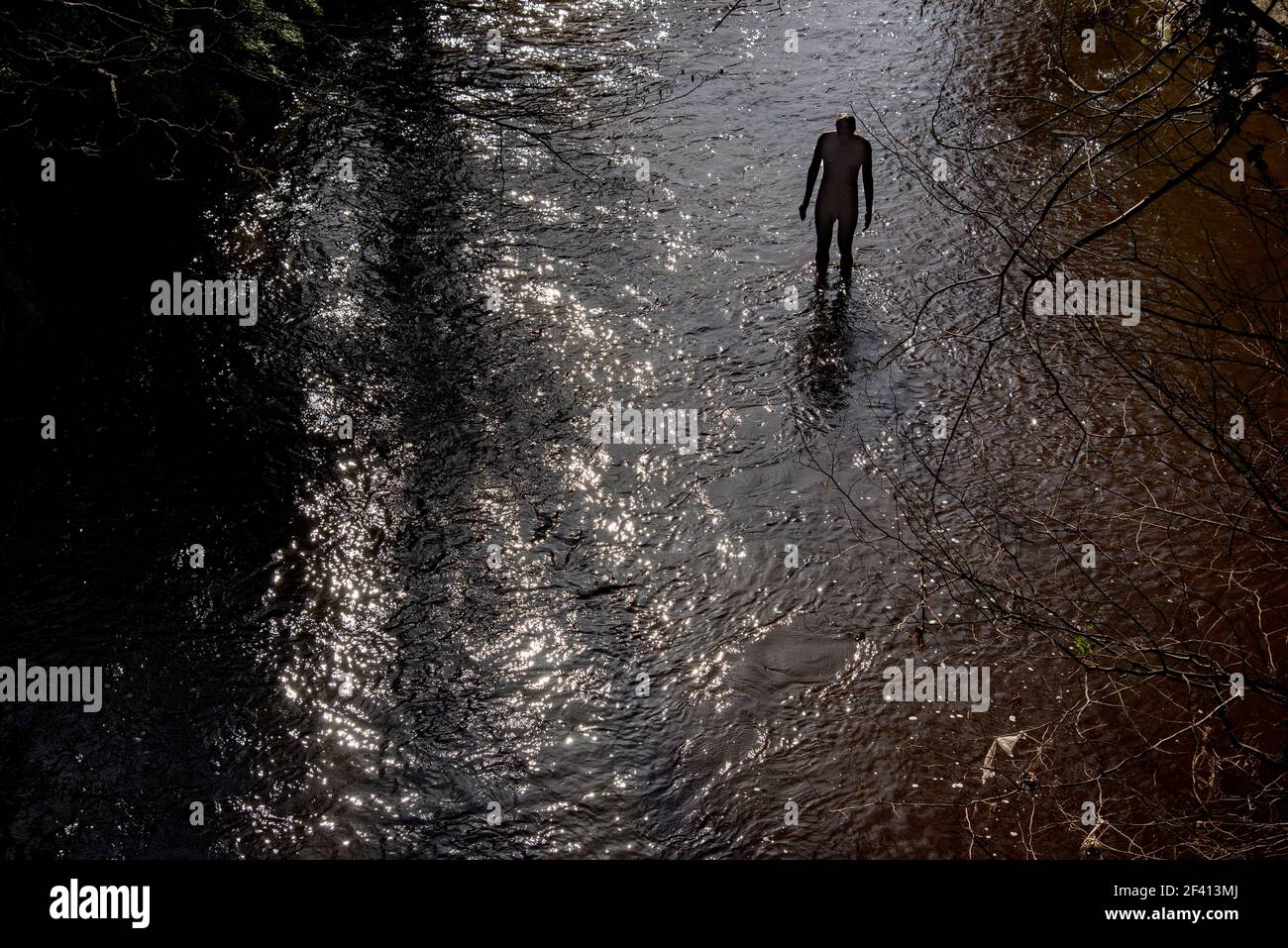 Une des sculptures de Sir Antony Gormley '6 Fois' dans l'eau de Leith à Stockbridge, Édimbourg, Écosse. ROYAUME-UNI. Banque D'Images