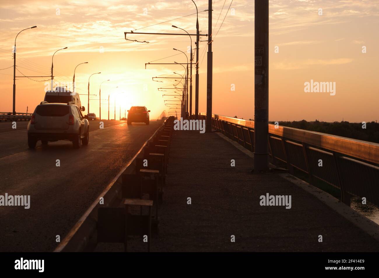 Route du coucher du soleil avec quelques voitures Banque D'Images