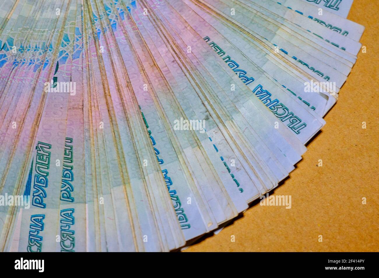 Beaucoup de milliers de notes. Roubles russes. Fan de l'argent sur papier marron artisanal. Beaucoup de milliers de notes. Roubles russes. Fan d'argent sur papier artisanal Banque D'Images