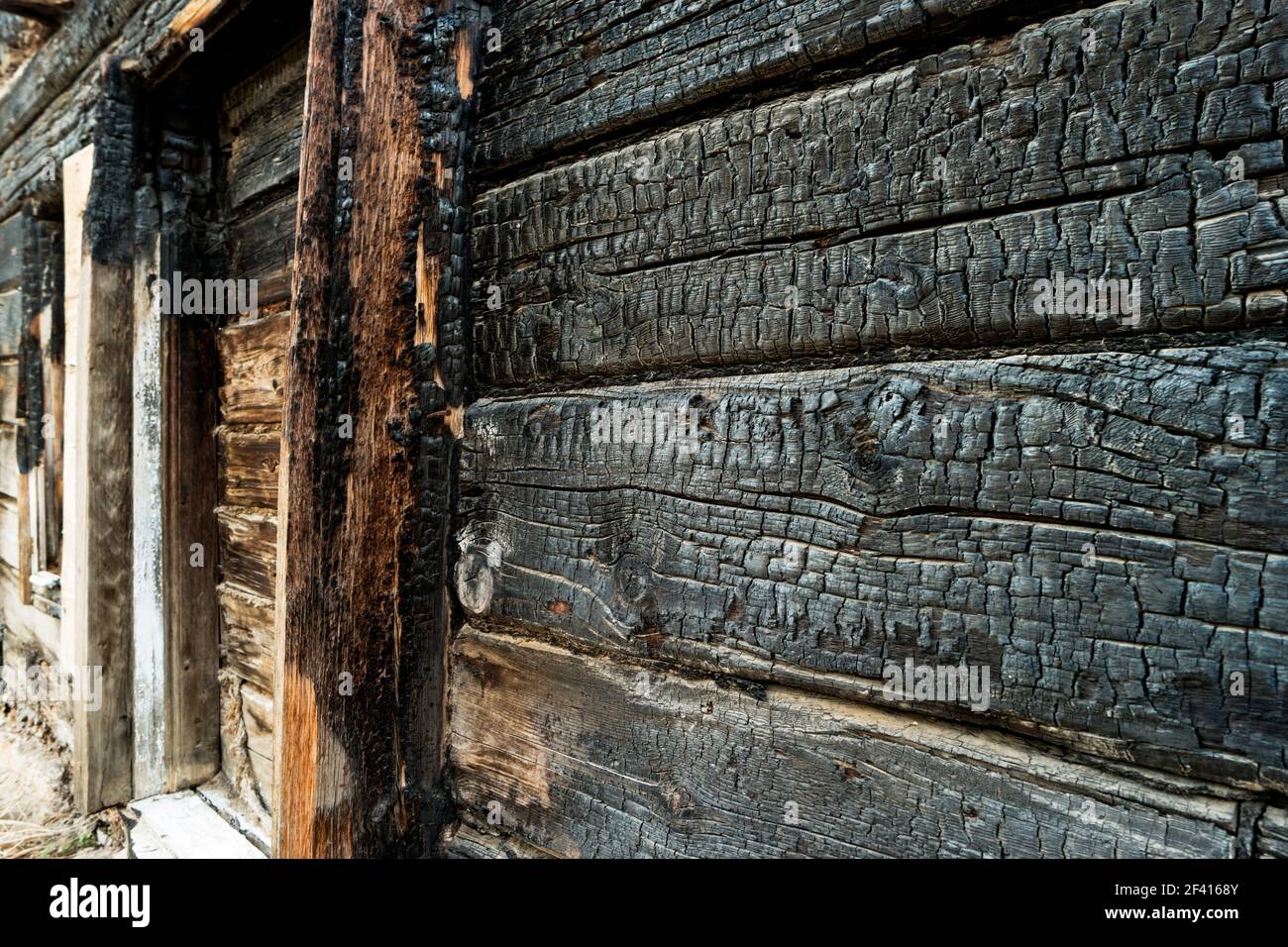 Mur en bois noir charré. Angle image d'une maison brûlée de maisons de taudis. Mur en bois noir charré. Angle image d'une maison brûlée de taudis Banque D'Images