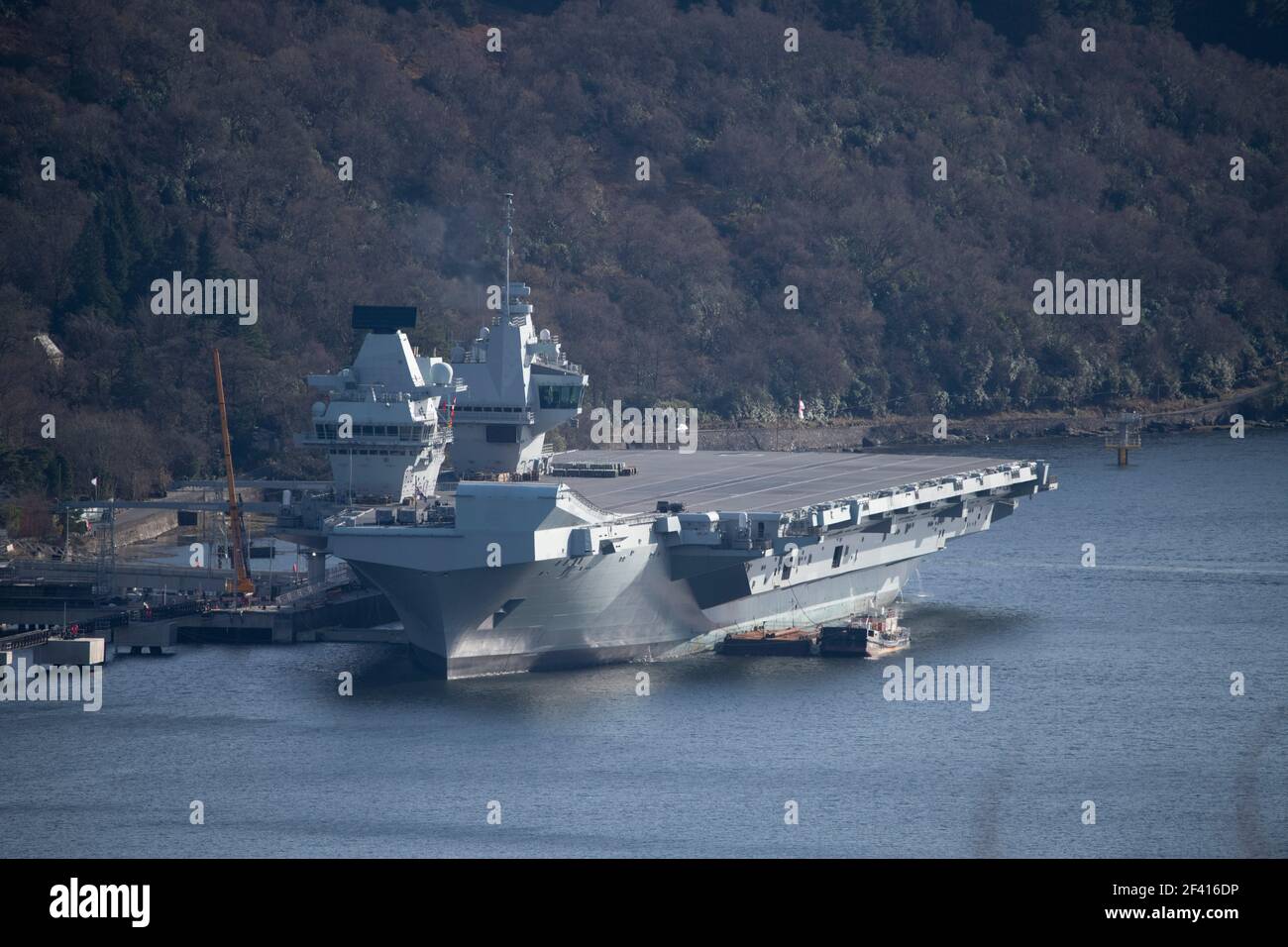 Finnart, Loch long, Écosse, Royaume-Uni. 18 mars 2021. PHOTO : le HMS Queen Elizabeth est le plus grand et le plus avancé des navires de guerre jamais construits pour la Marine royale. Le HMS Queen Elizabeth (en photo) et le HMS Prince of Wales sont les navires-drapeaux du pays qui pèsent 65,000 tonnes et mesurent 280 mètres de longueur. Le porte-avions est actuellement amarré du côté de long Loch à Glenmallan, en prenant du carburant, des munitions et d'autres fournitures, avant les exercices navals qui font partie du groupe d'attaque britannique Carrier Strike Group 2021. Le bateau doit partir le dimanche. Crédit : Colin Fisher/Alay Live News Banque D'Images