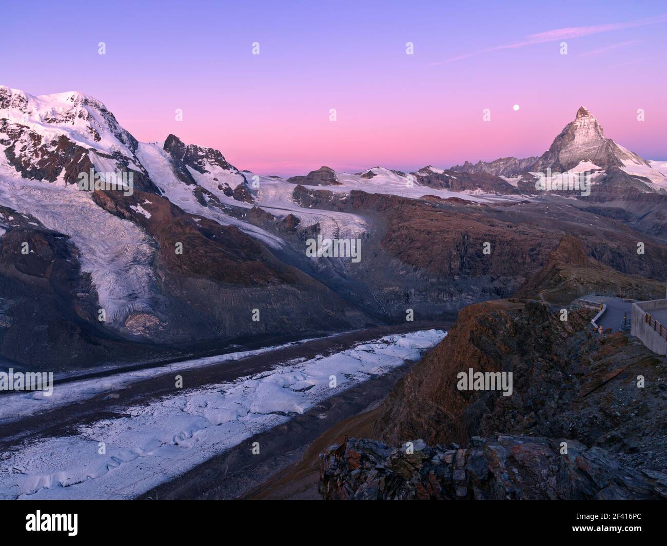 Suisse, Zermatt, lune à l'aube au-dessus du Cervin et du glacier Gorner au Gornergrat Banque D'Images