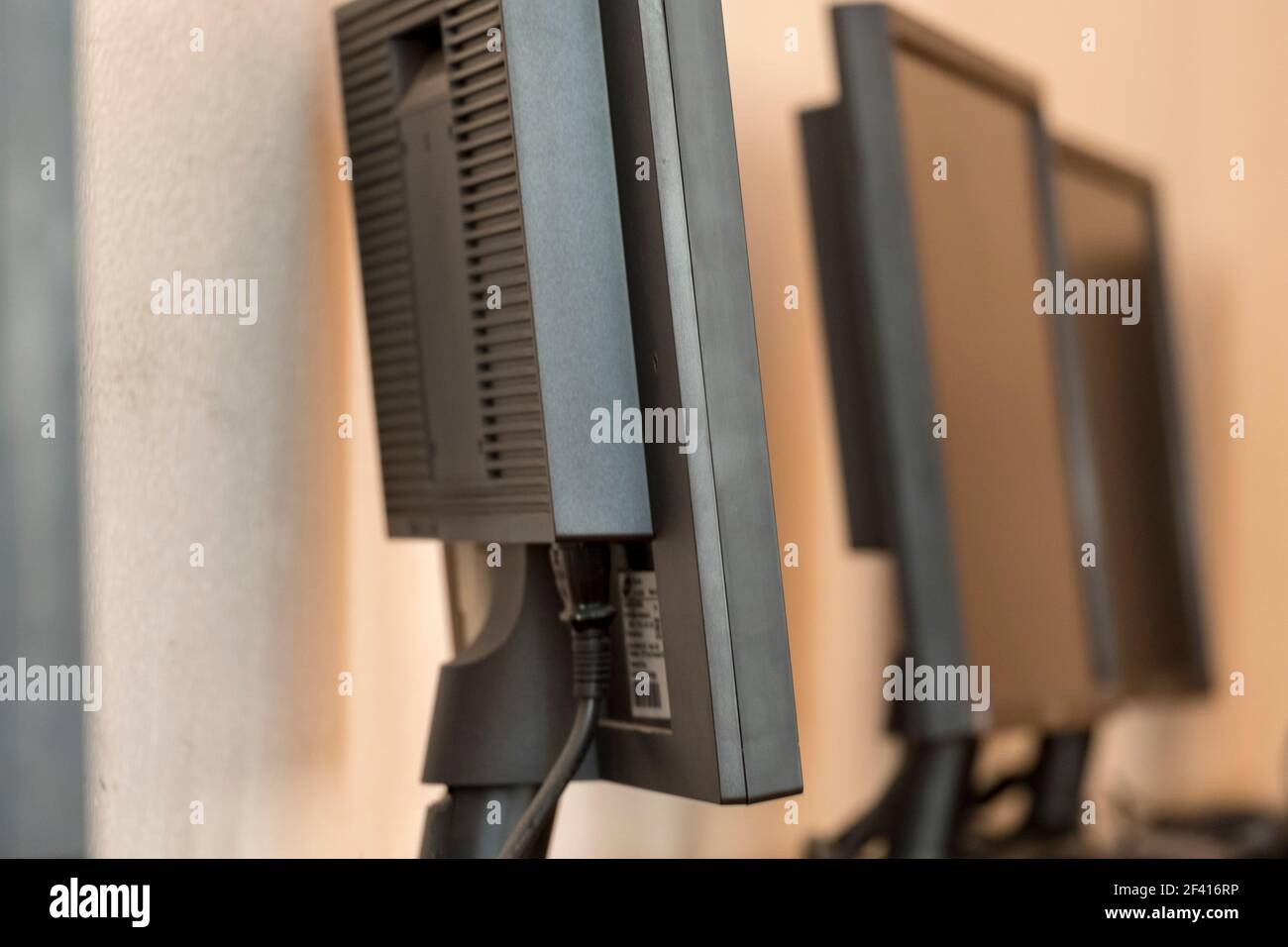 Trois moniteurs ou écrans vidéo LCD en ligne, DDL Shalllow. Trois moniteurs ou écrans vidéo LCD Banque D'Images