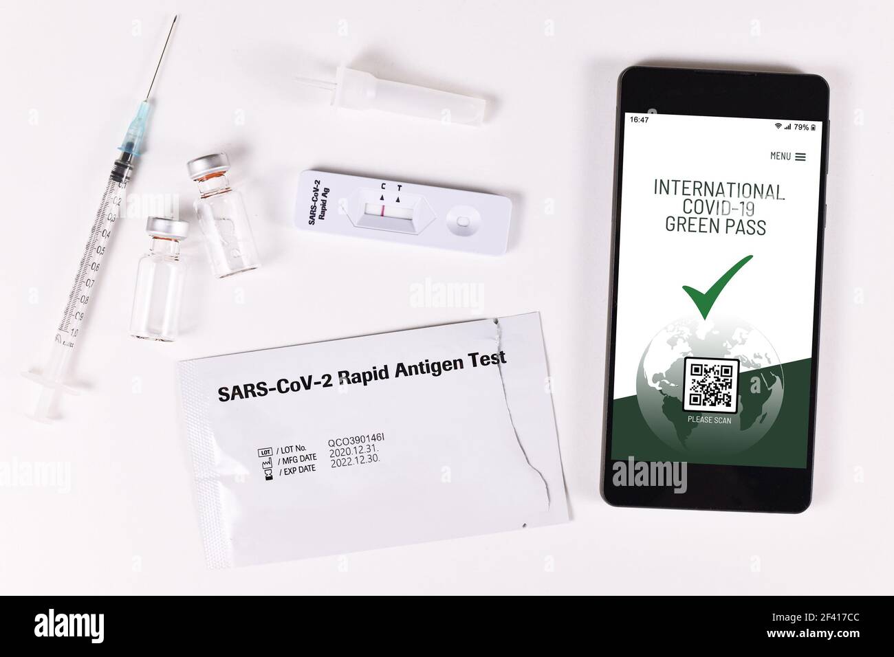 Concept de passeport vert international du virus Corona sur téléphone mobile dispositif permettant aux personnes ayant un vaccin ou un vaccin négatif de bénéficier de privilèges test d'antigène rapide Banque D'Images