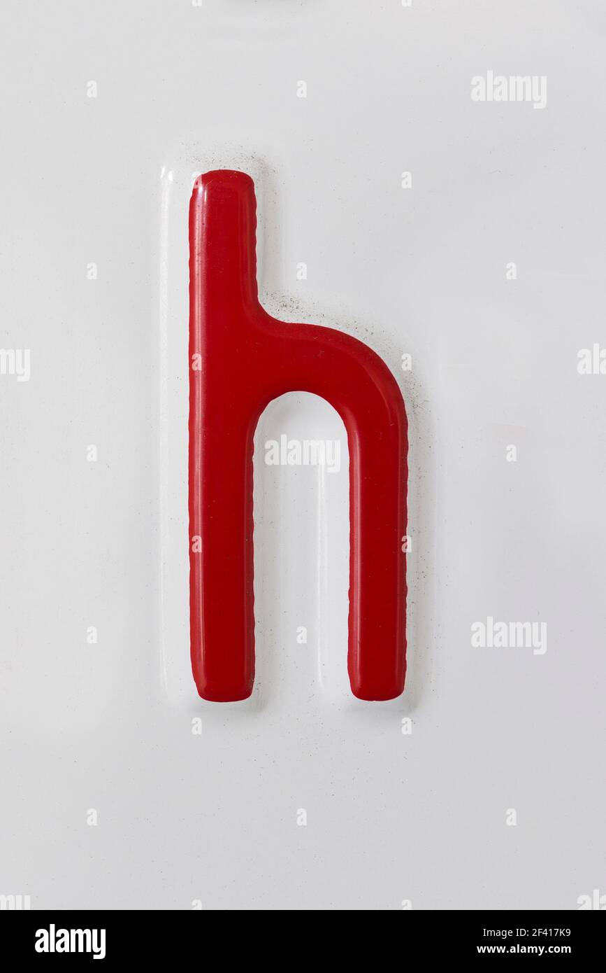 Lettre h rouge en relief sur une plaque en étain blanc Banque D'Images