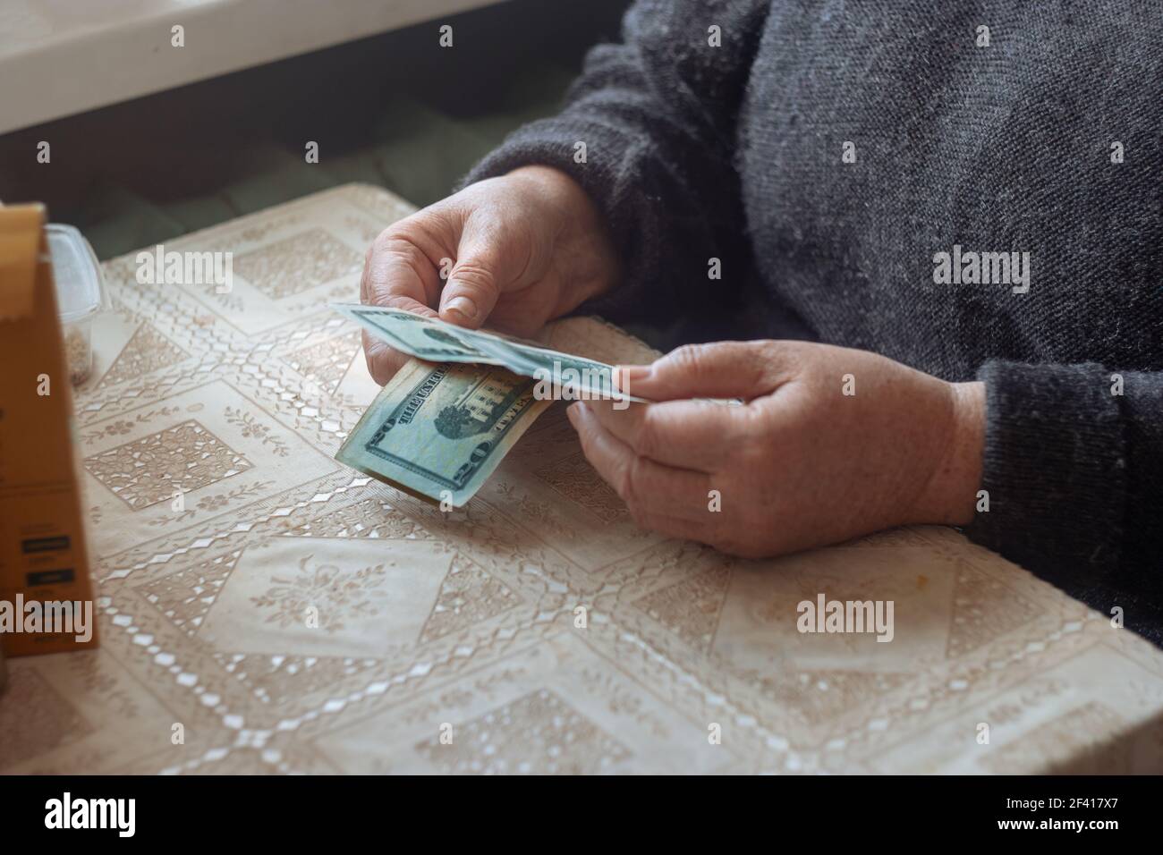 Femme avec 100 billets de dollars dans ses mains, concept de pension Banque D'Images