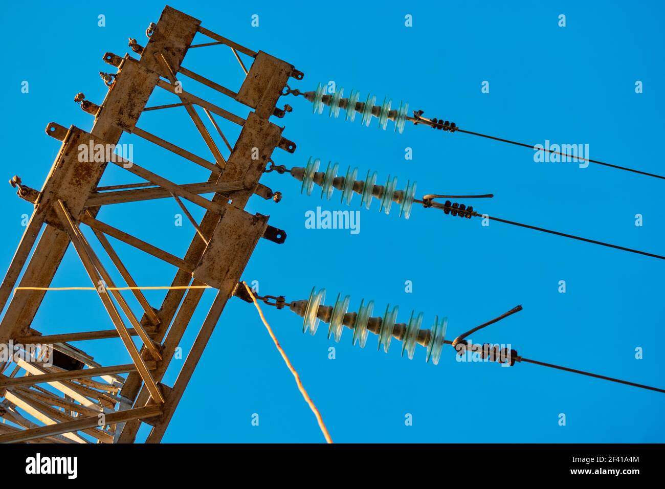 Tour de puissance de transmission haute tension avec isolants en verre et fils contre le ciel bleu. Tour de puissance de transmission haute tension avec isolants en verre et fils contre le ciel Banque D'Images