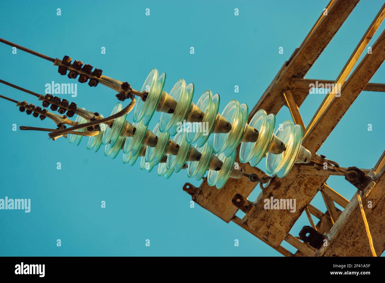 Isolateurs électriques en verre sur la tour d'alimentation depuis la vue inférieure. Isolateurs électriques en verre par le dessous Banque D'Images