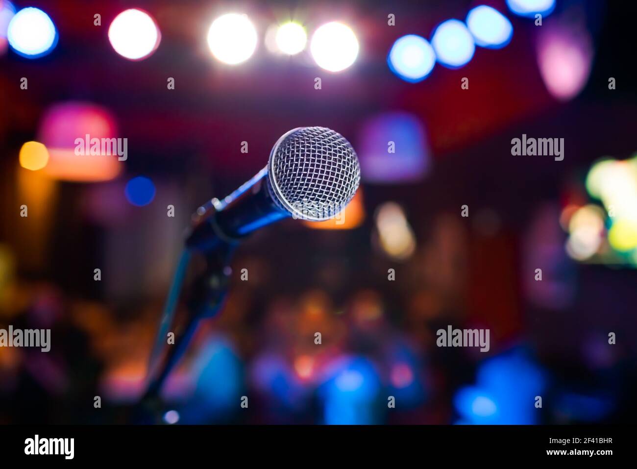 L'exécution en public sur scène Micro sur scène dans un contexte de l'auditorium. Profondeur de champ. L'exécution en public sur scène. Banque D'Images