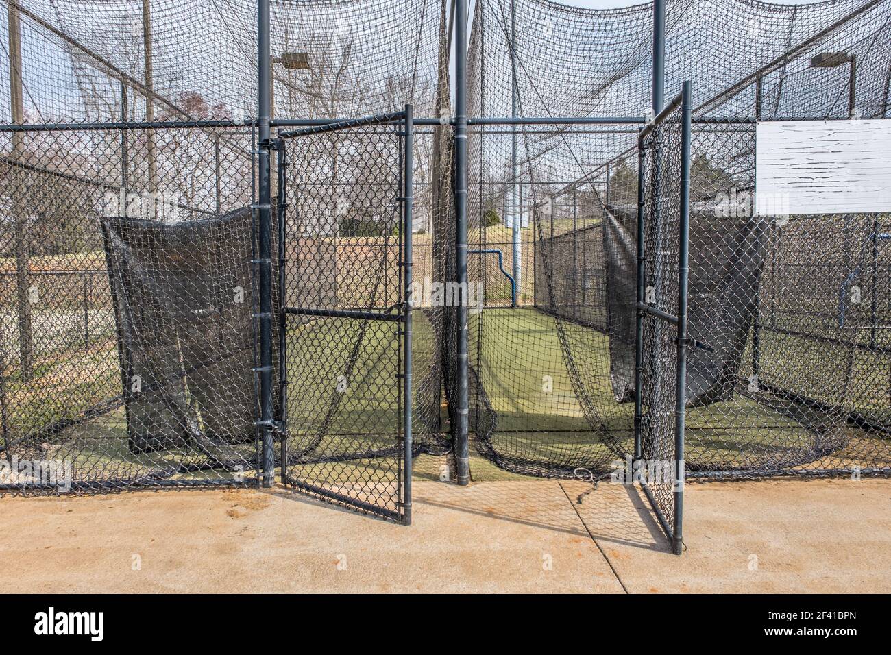 Réouverture des terrains de baseball et des cages de base-ball pour utilisation au parc, le coronavirus pandémique disparaît Banque D'Images
