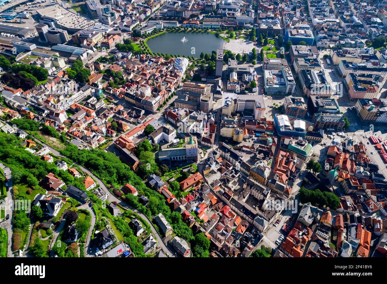 Bergen est une ville et une municipalité située dans la région de Rogaland, sur la côte ouest de la Norvège. Bergen est la deuxième plus grande ville de Norvège. La vue de la hauteur de vol d'oiseaux. FPV aériennes vols de drones. Banque D'Images