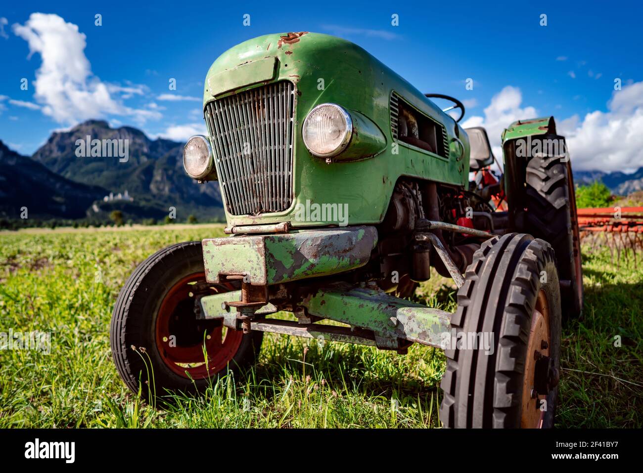 Vieux tracteur dans les prairies alpines Banque D'Images