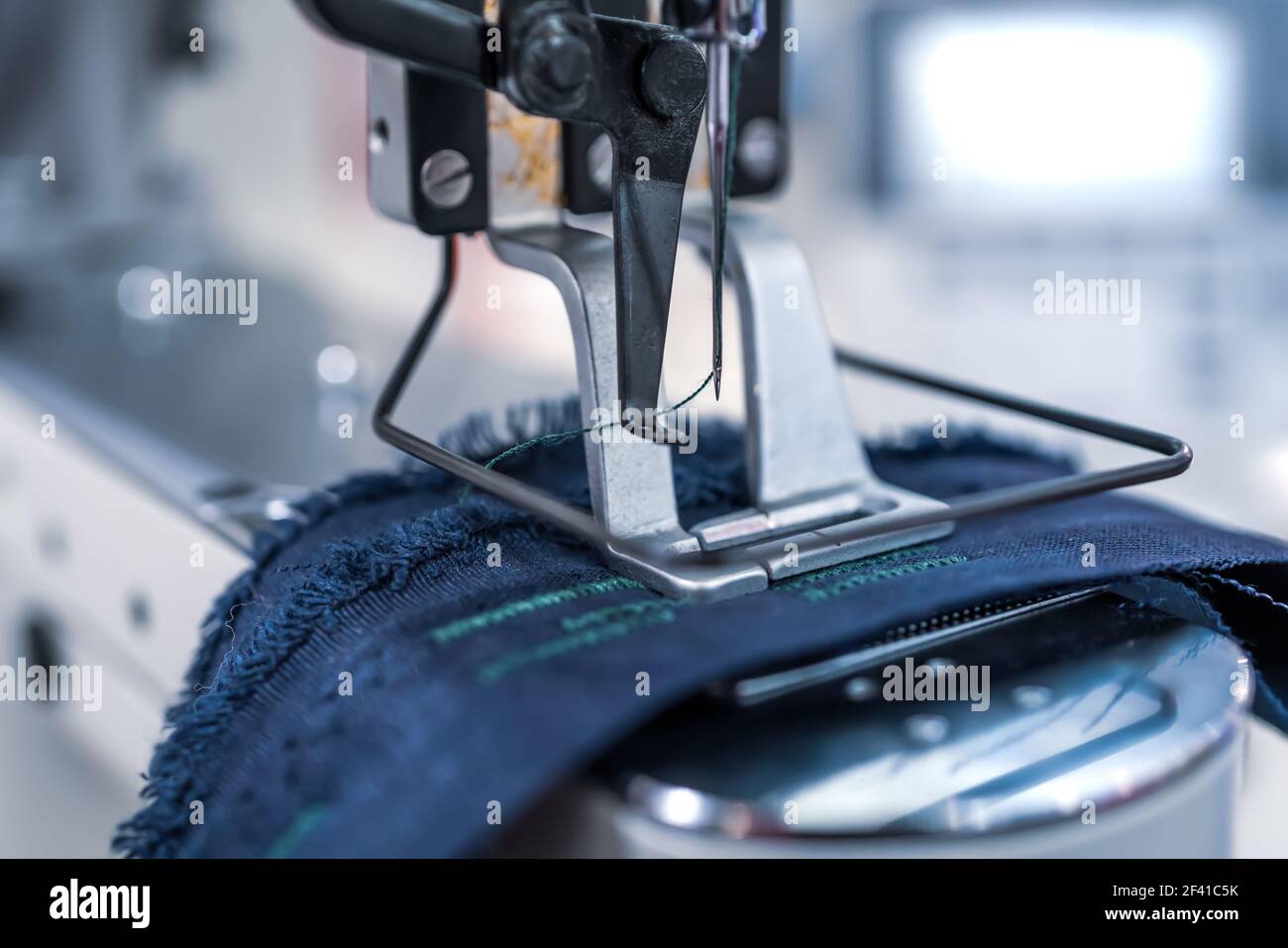 Machine à coudre professionnelle close-up. L'industrie textile moderne. Banque D'Images