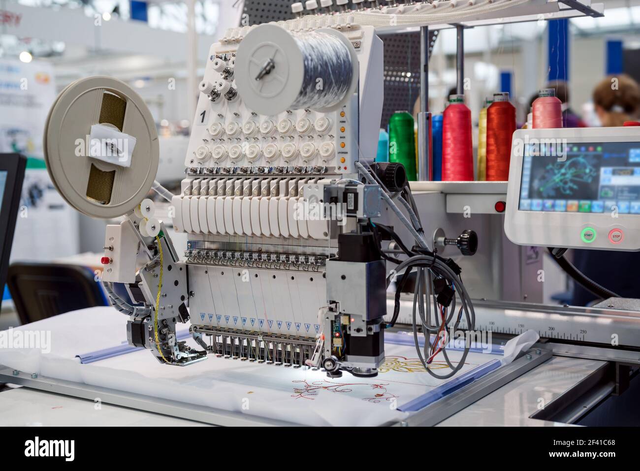 Machine à coudre industrielles automatiques pour la croix par pattern numérique. L'industrie textile moderne. Banque D'Images