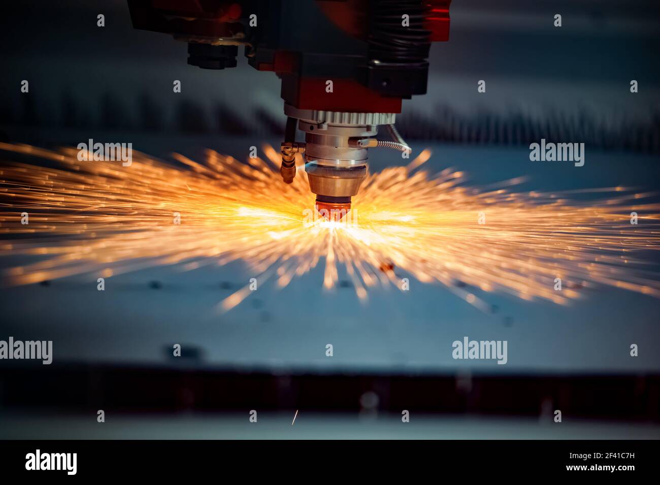 Découpage au laser CNC metal, la technologie industrielle moderne. Petite profondeur de champ. Avertissement - tir authentique dans des conditions difficiles. Banque D'Images