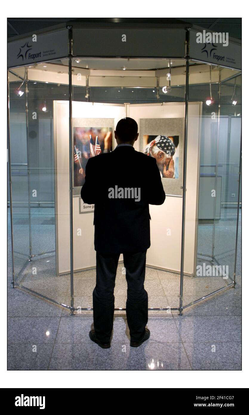 Un élément volant pour l'histoire de Simon Calder....aéroport de Francfort.......une sombre exposition photographique, commémorant les événements de 9/11 à New York, accueille les passagers arrivant et quittant l'aéroport. photo David Sandison 17/2/2003 Banque D'Images