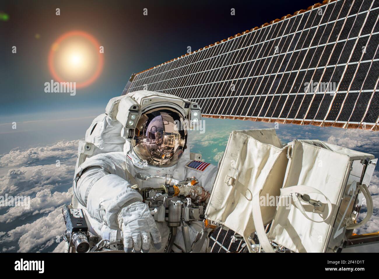 Astronaute dans l'espace dans le contexte de la planète terre. Éléments de cette image fournie par la NASA. Banque D'Images