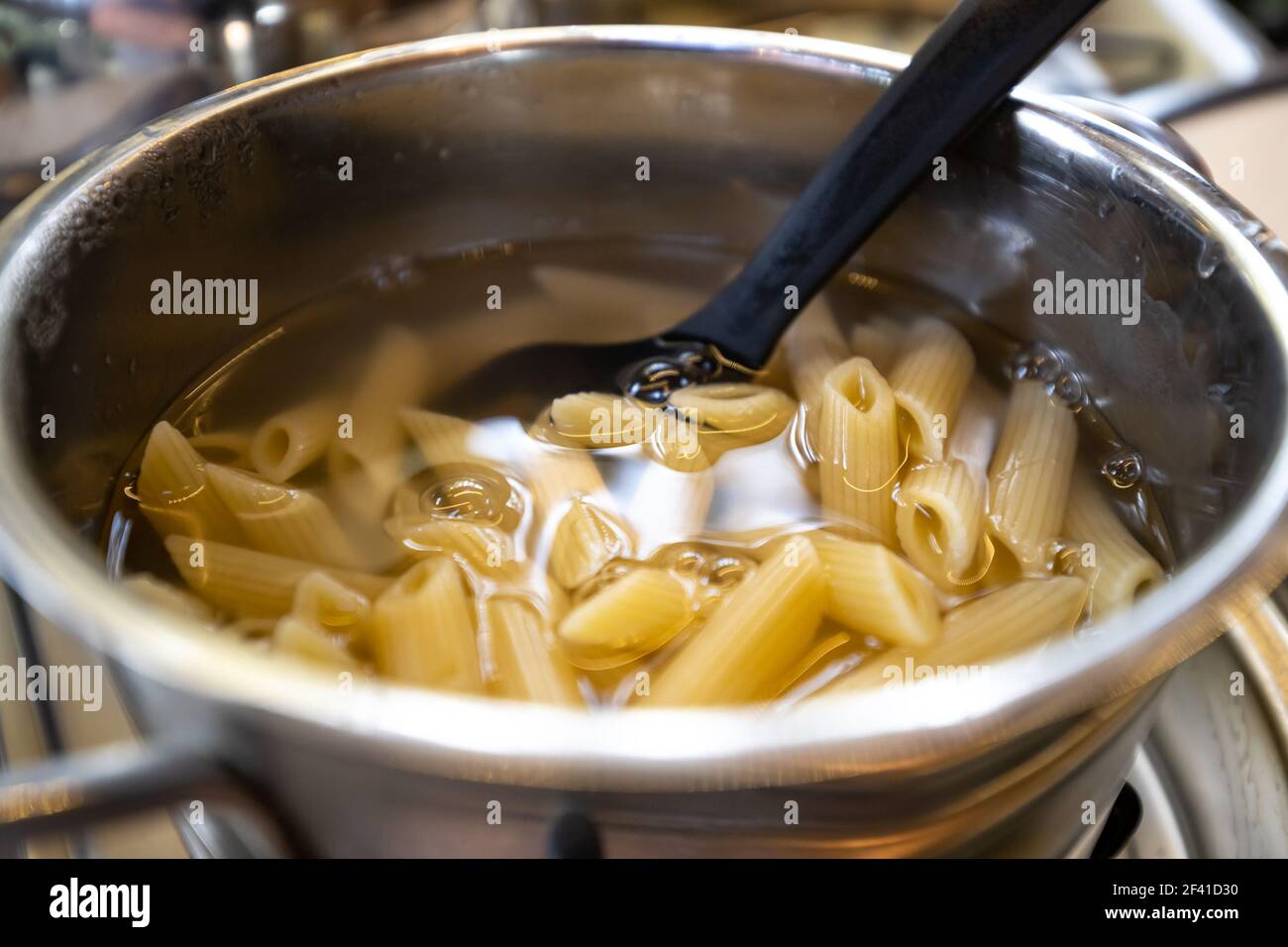 La cuisson des pâtes fraîches dans un pot Banque D'Images