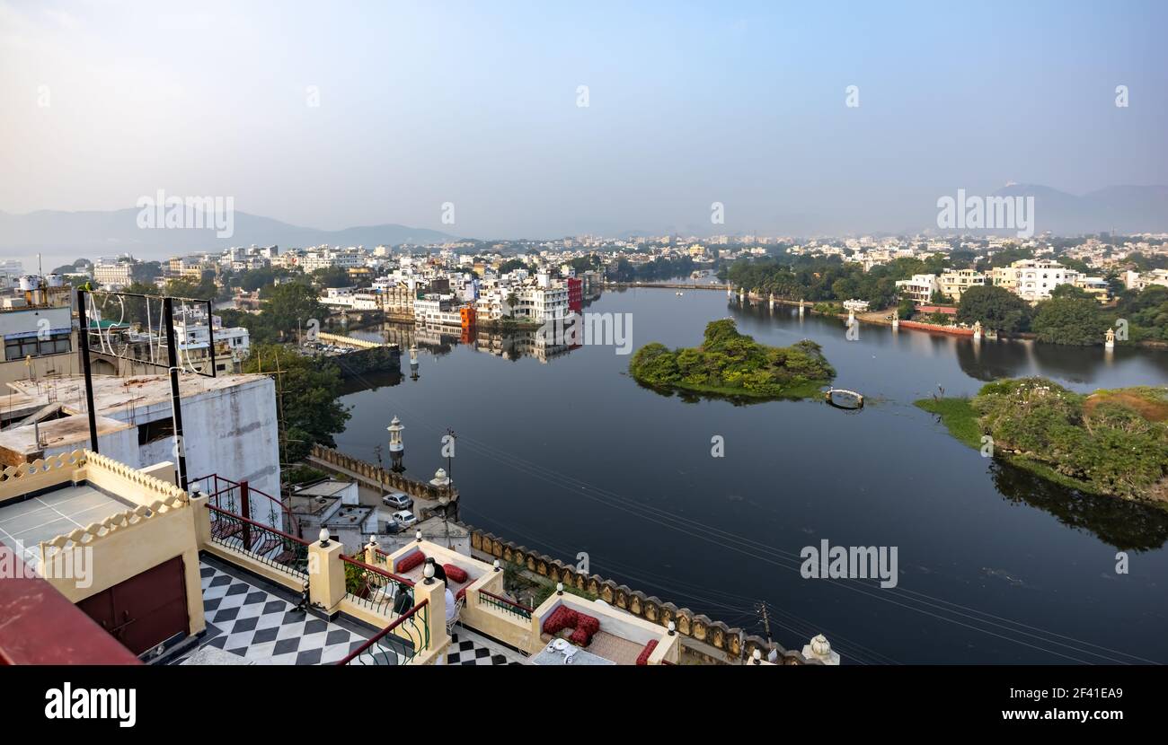 Udaipur , également connue sous le nom de ville des lacs, est une ville dans l'état du Rajasthan en Inde. C'est la capitale historique du royaume de Mewar dans l'ancienne Agence Rajputana. Banque D'Images