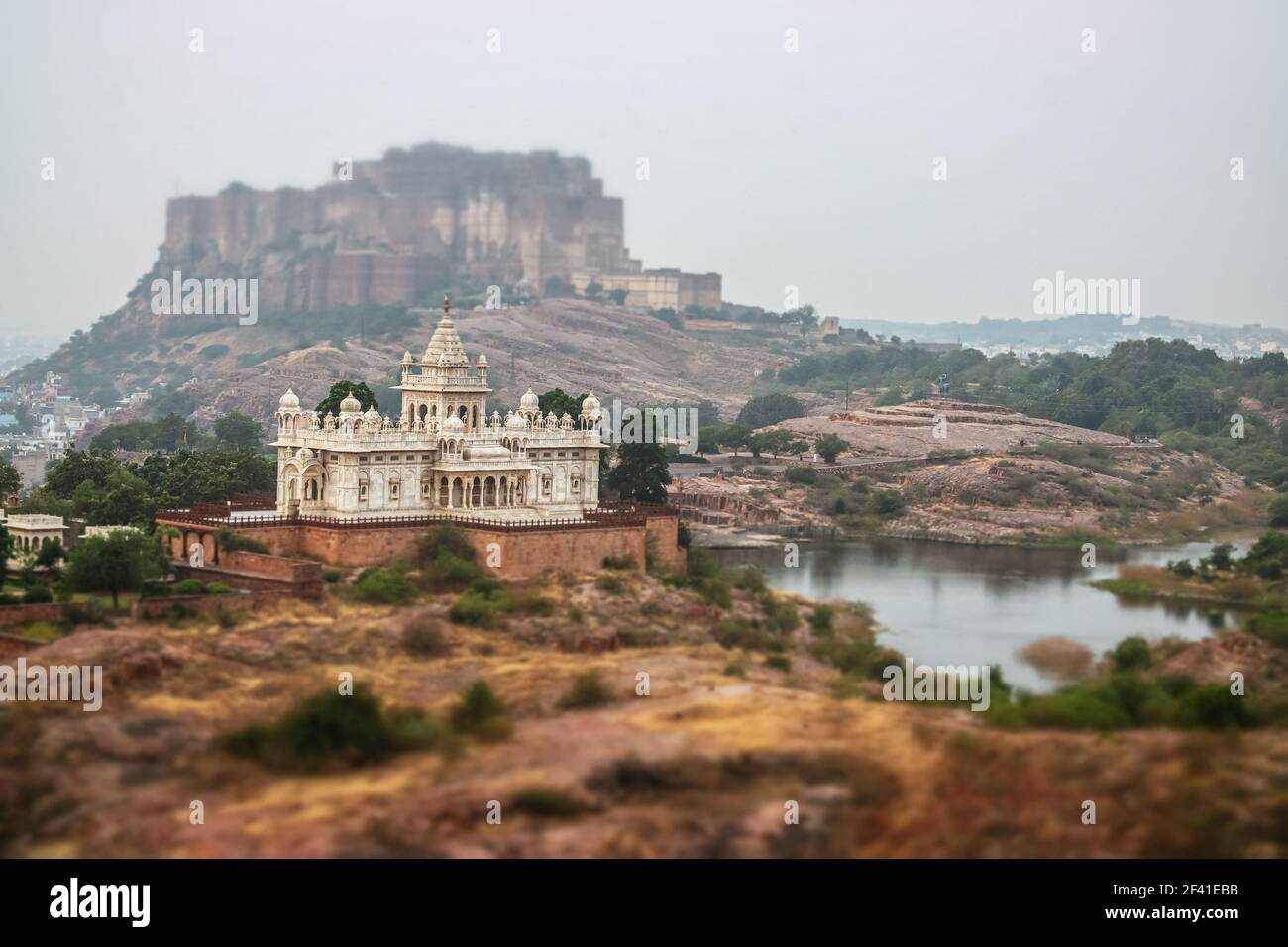 Objectif à bascule - Jaswant Thada est un cénotaphe situé à Jodhpur, dans l'État indien du Rajasthan. Le fort de Jaisalmer est situé dans la ville de Jaisalmer, dans l'État indien du Rajasthan. Banque D'Images