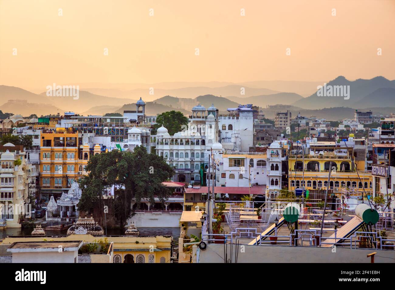 Udaipur , également connue sous le nom de ville des lacs, est une ville dans l'état du Rajasthan en Inde. C'est la capitale historique du royaume de Mewar dans l'ancienne Agence Rajputana. Banque D'Images