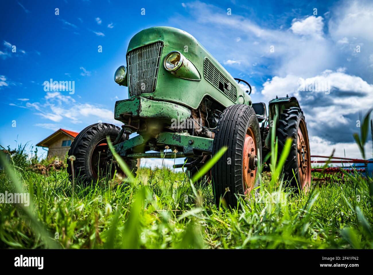 Vieux tracteur dans les prairies alpines Banque D'Images