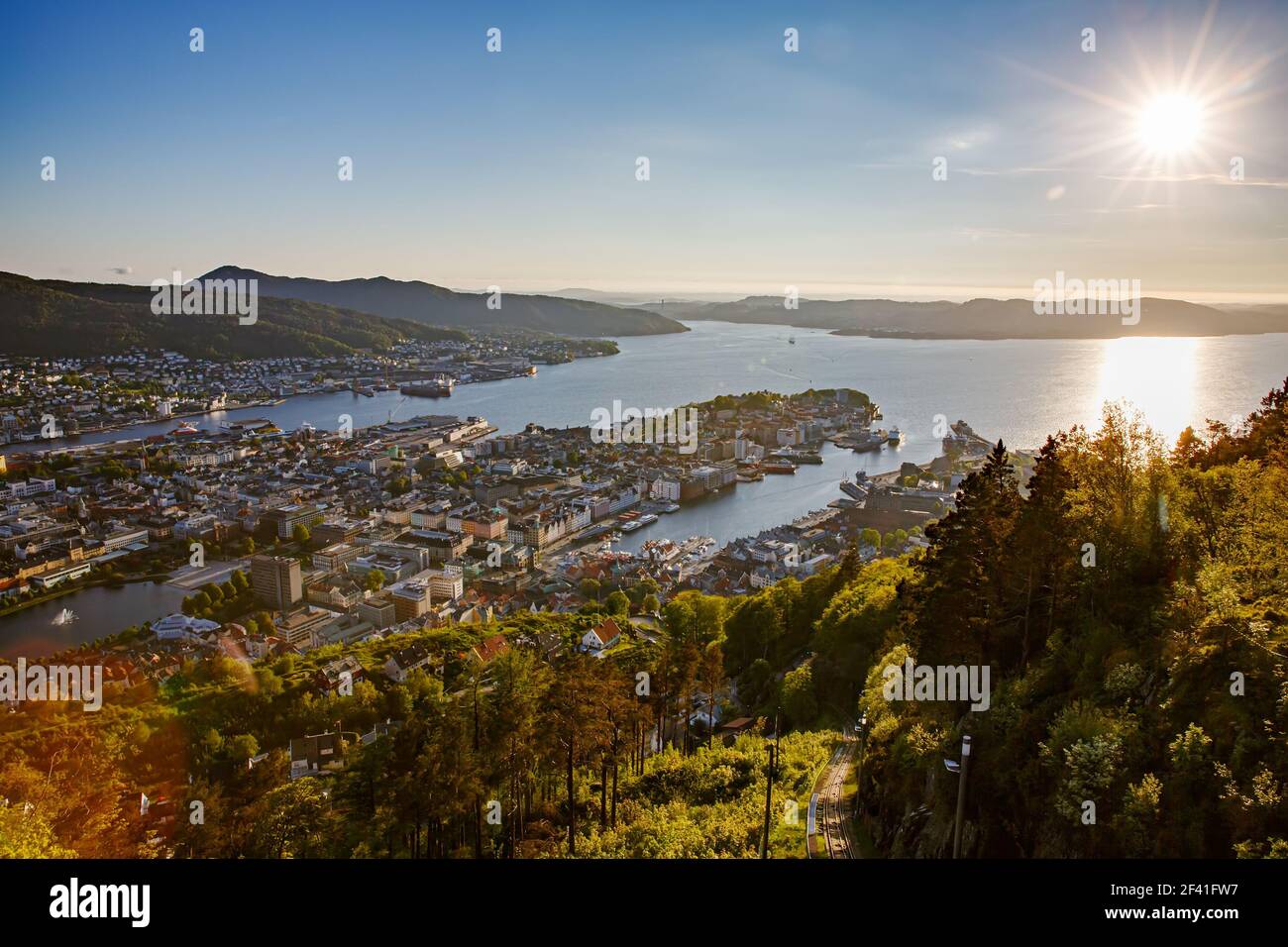 Bergen est une ville et une municipalité située dans la région de Rogaland, sur la côte ouest de la Norvège. Bergen est la deuxième plus grande ville de Norvège. La vue de la hauteur de vol d'oiseaux. FPV aériennes vols de drones. Banque D'Images