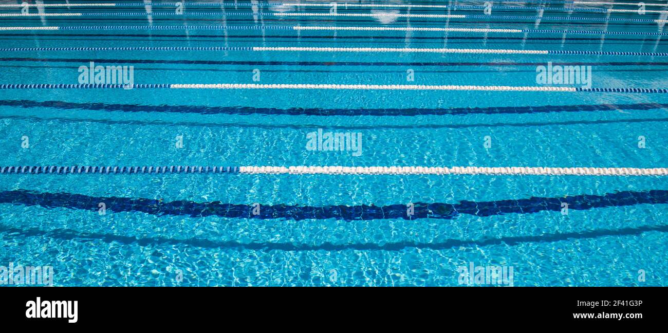 Piscine olympique de fond sur une journée ensoleillée Banque D'Images