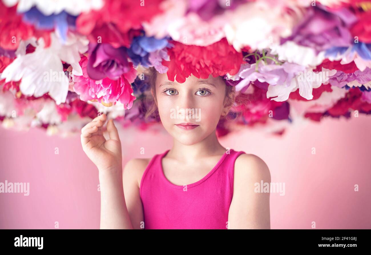 Cute little cutie parmi des fleurs colorées Banque D'Images