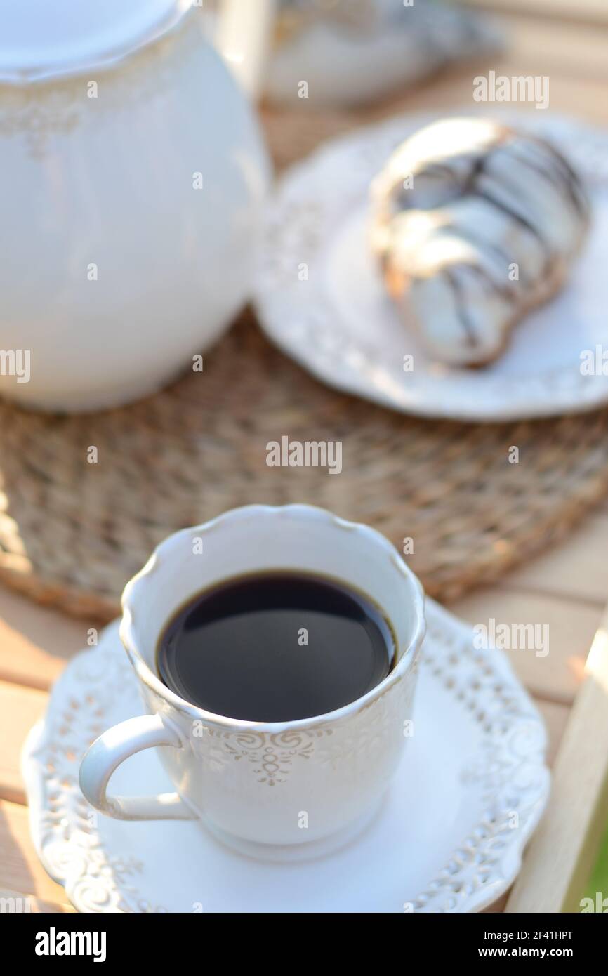 Petit-déjeuner français ou dessert avec croissants et café Banque D'Images