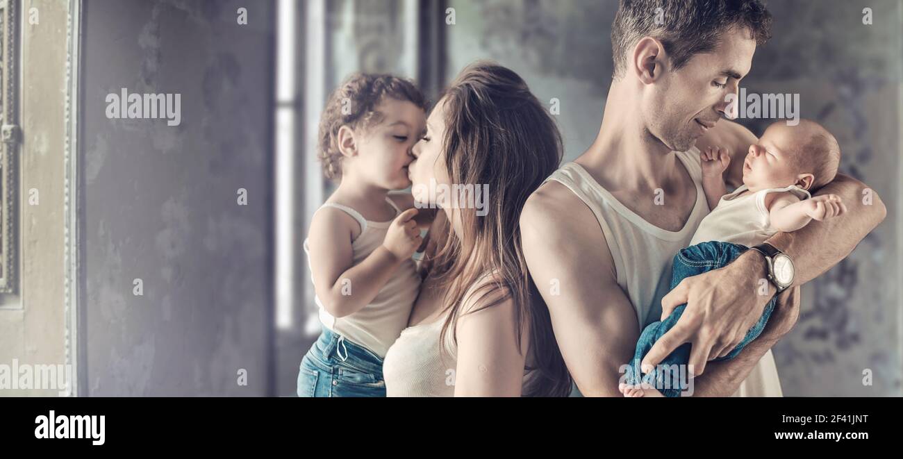 Famille heureuse, mère et père posant avec deux enfants Banque D'Images