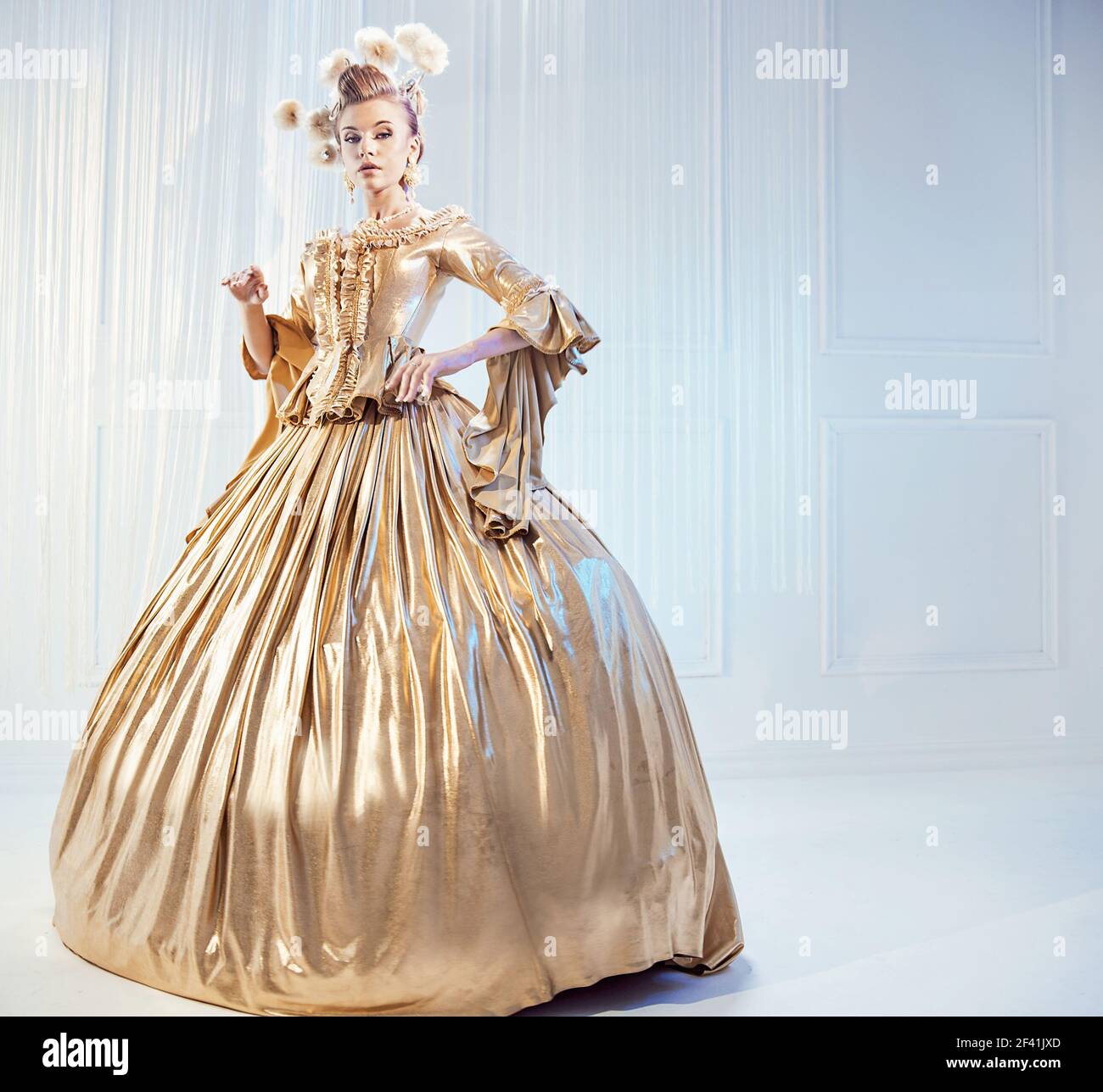 Portrait d'une femme noble portant une robe victorienne dorée Banque D'Images