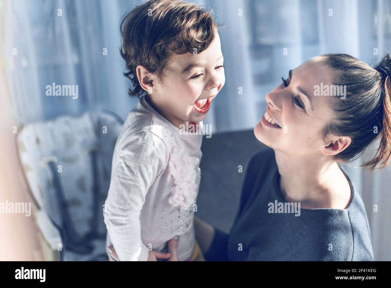 Mère détendue de câliner sa fille bien-aimée Banque D'Images