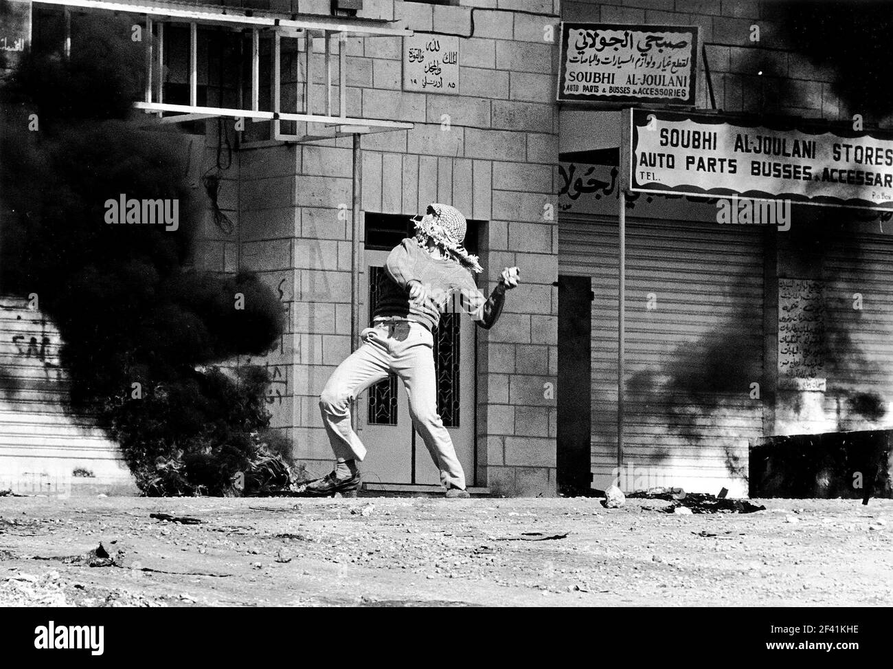 La jeunesse palestinienne jette des pierres sur les soldats israéliens dans la ville d'A-RAM. 1987. Banque D'Images
