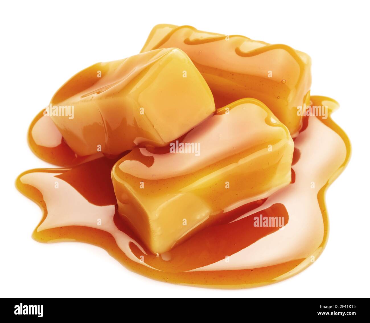 Bonbons au caramel recouverts de sucre fondu caramel isolé sur fond blanc. Banque D'Images