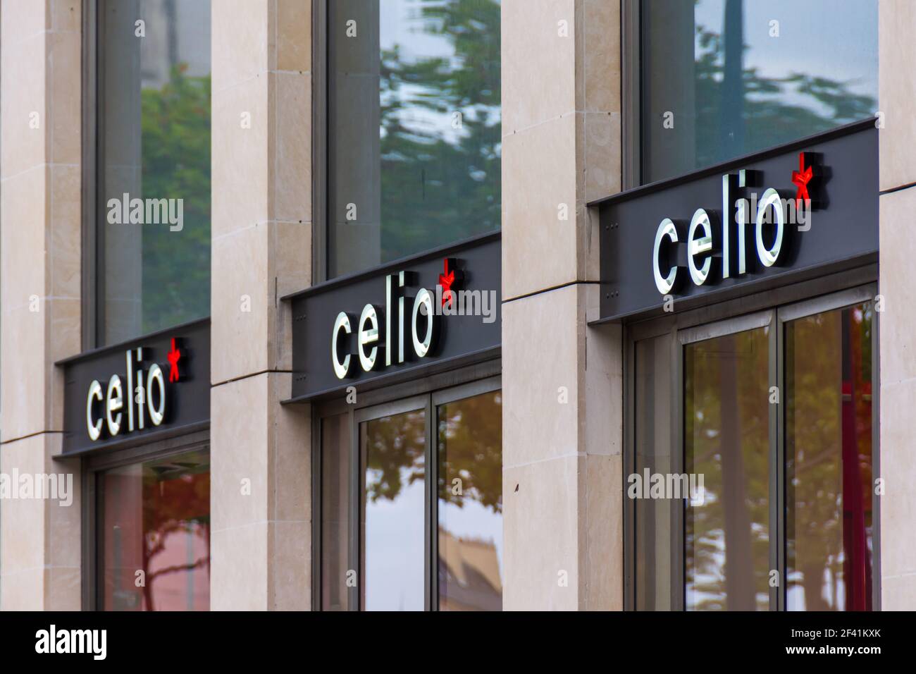 Façade du magasin phare Celio sur l'avenue des champs-Elysées, Paris, France Banque D'Images