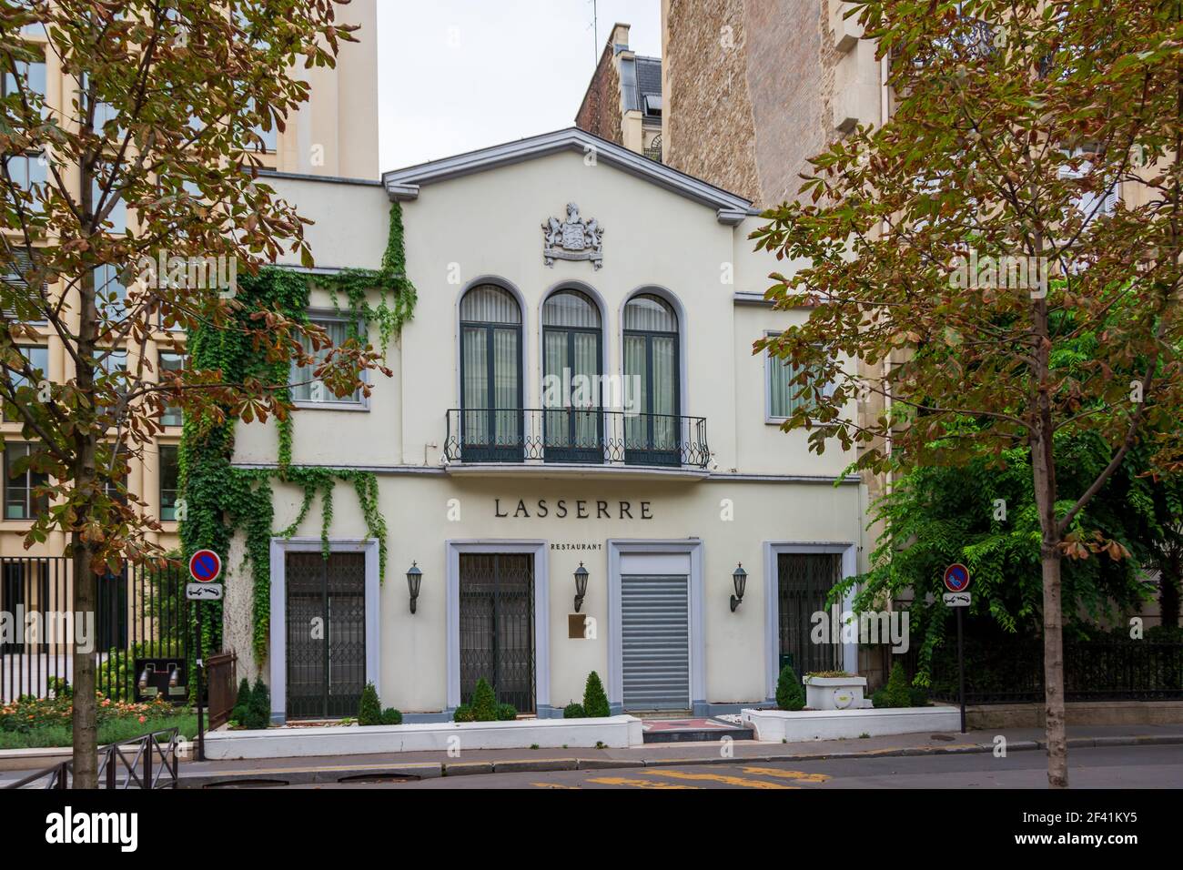 Façade du restaurant Lasserre, sur l'avenue Franklin D. Roosevelt, Paris, France Banque D'Images