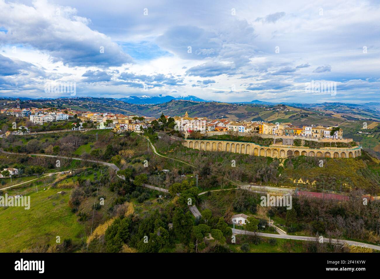 Vue large du drone, avec une falaise haut de la ville antique de Silvi Paese en Italie, entourée de buissons denses et de collines Banque D'Images