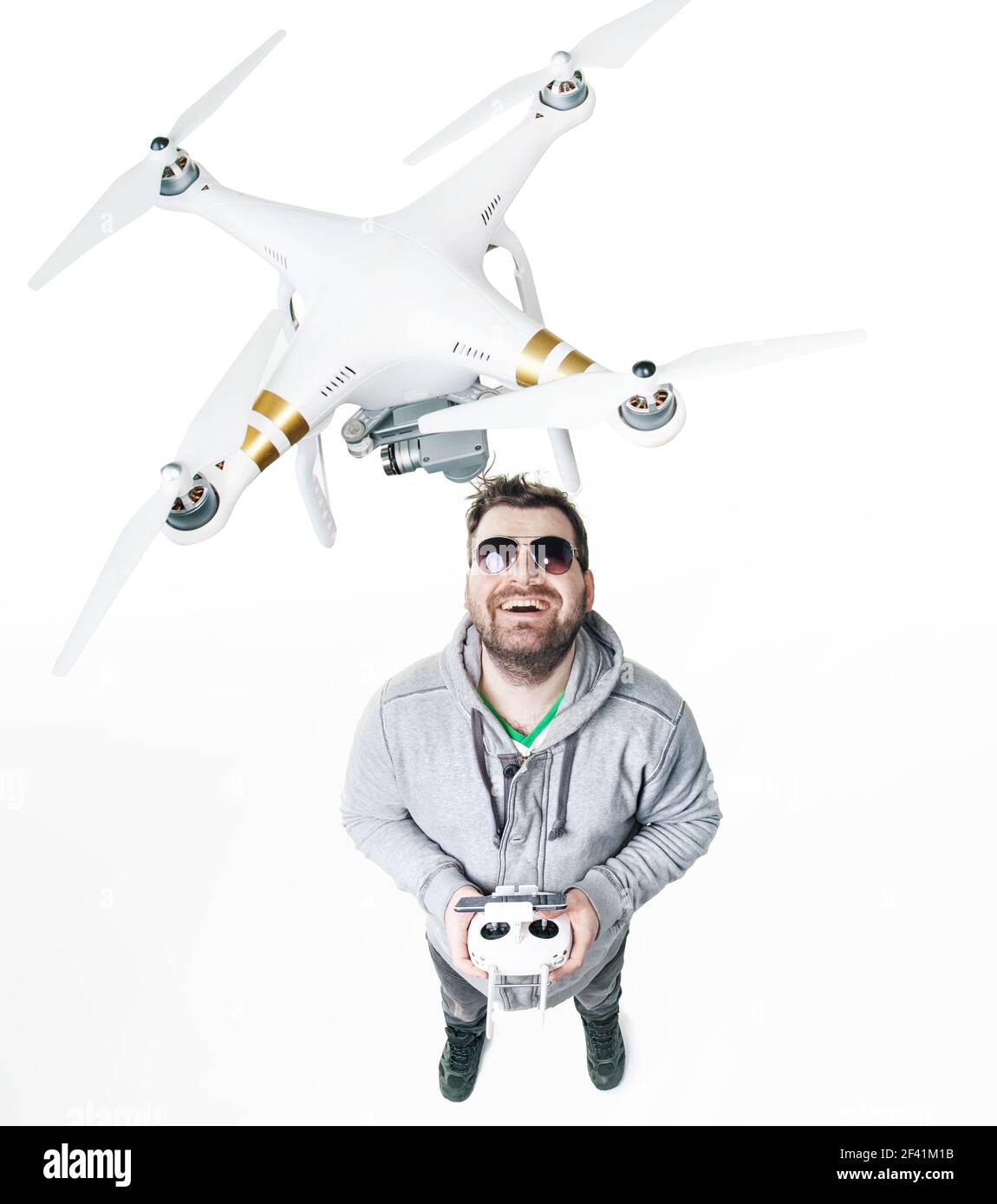 Jeune homme jouant un avion jouet blanc Banque D'Images