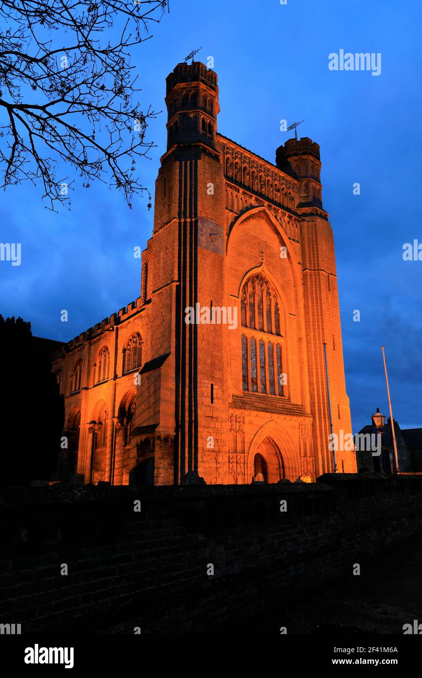 Vue nocturne de l'abbaye de Thorney, église St Mary et St Botolphs, village de Thorney, Cambridgeshire, Angleterre, Royaume-Uni Banque D'Images