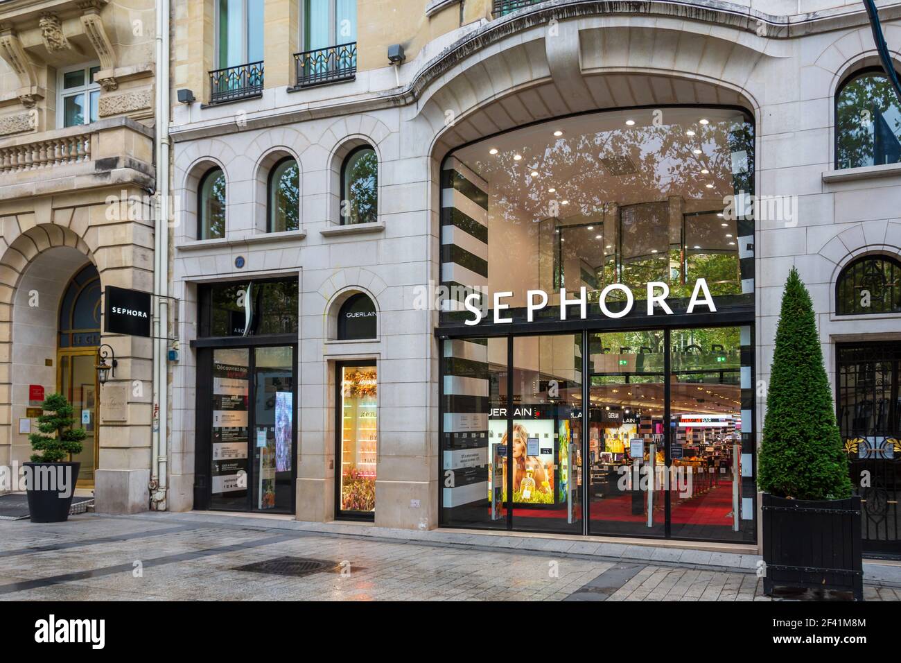Façade du magasin Sephora sur l'avenue des champsElysées, Paris, France Photo Stock Alamy Façade du magasin Sephora sur l'avenue des champsElysées, Paris, France Photo Stock Alamy