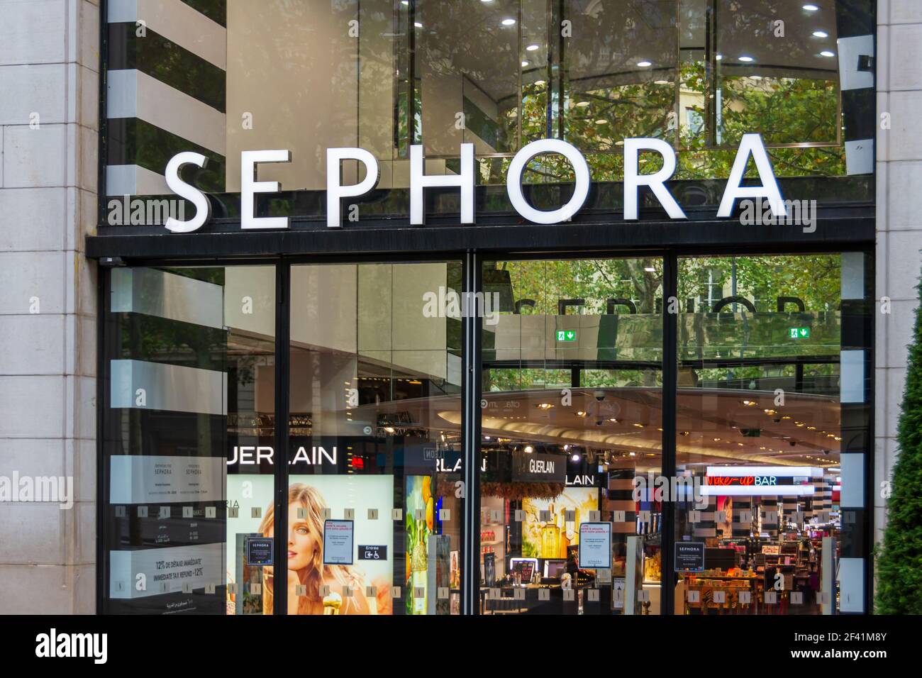 Façade du magasin Sephora sur l'avenue des champs-Elysées, Paris, France Banque D'Images