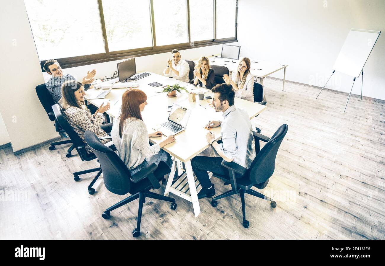 Groupe de jeunes employés collègues lors d'une réunion d'affaires à Urban coworking place studio - concept de ressources humaines au travail heure Banque D'Images