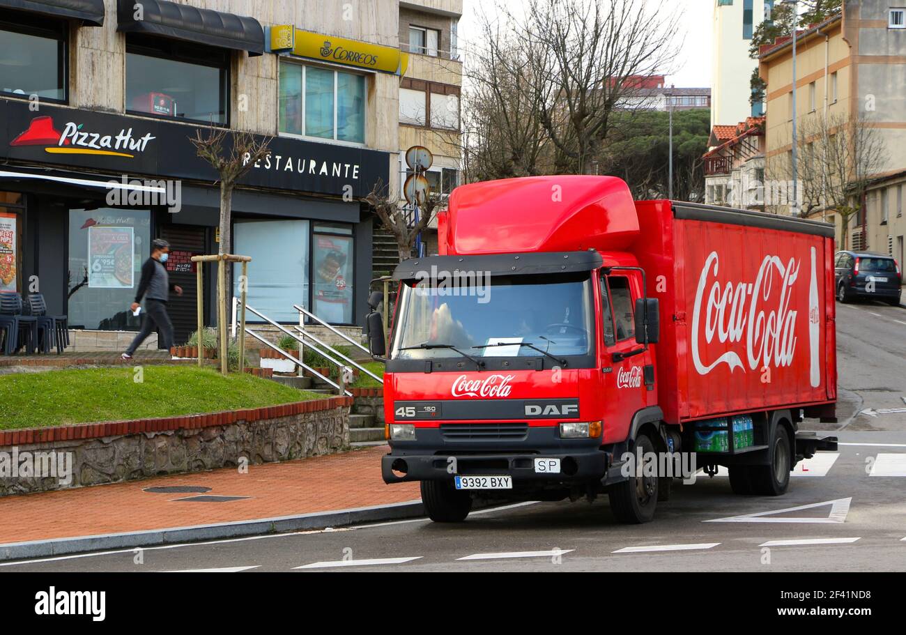 Parking camion Coca-Cola à l'extérieur d'un restaurant Pizza Hut fermé Piquio Santander Cantabria Espagne matin d'hiver Banque D'Images