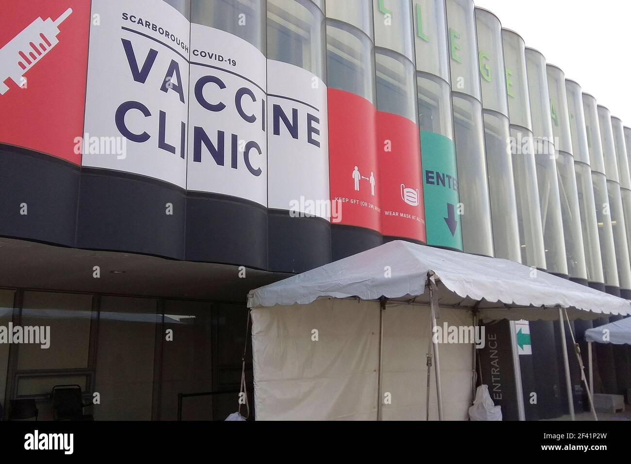 Toronto, Ontario, Canada - 03/17/2021: Utilisation du centre sportif comme centre de distribution de la clinique de vaccination de masse. Des panneaux à l'extérieur et une tente pour les gens Banque D'Images