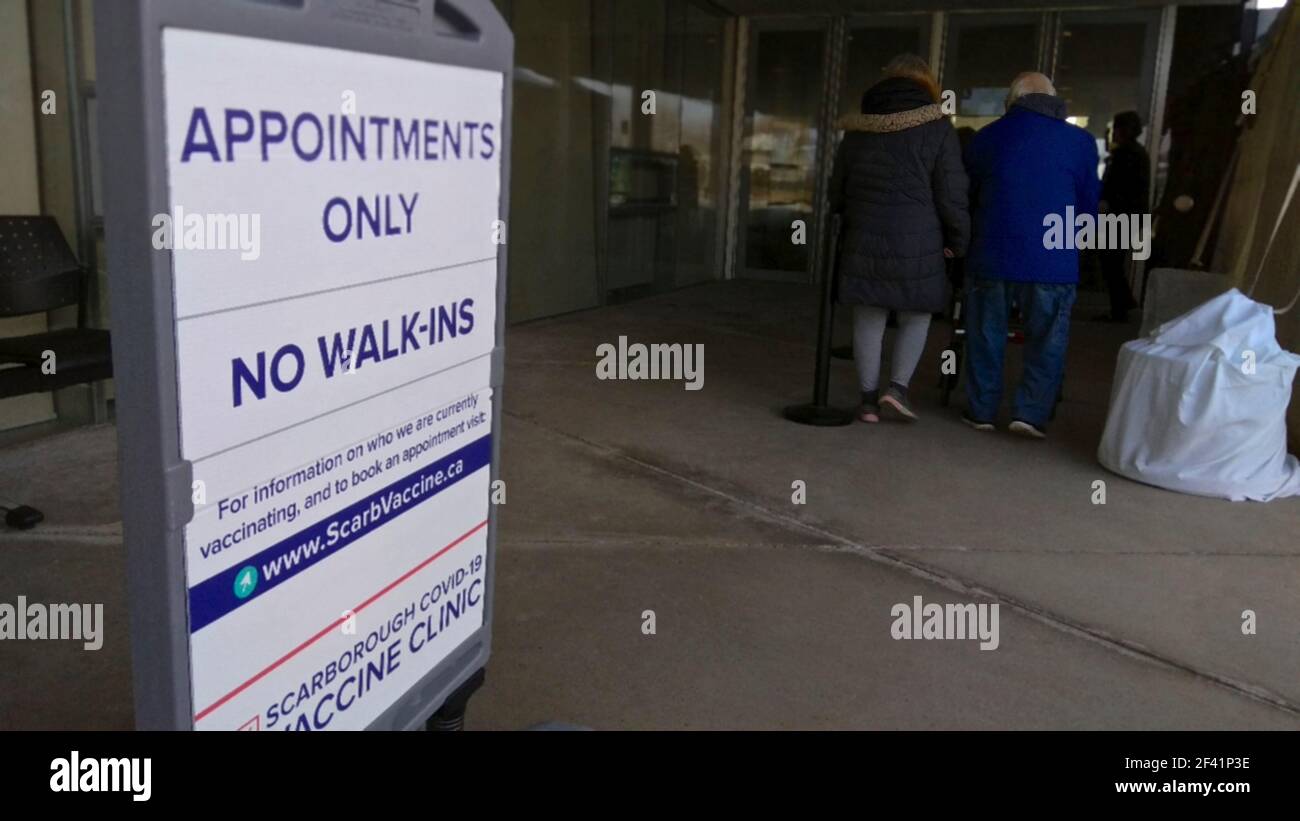 Panneaux à l'extérieur du bâtiment du Centre athlétique qui utilisent comme distribution de la clinique de vaccination de masse. Banque D'Images