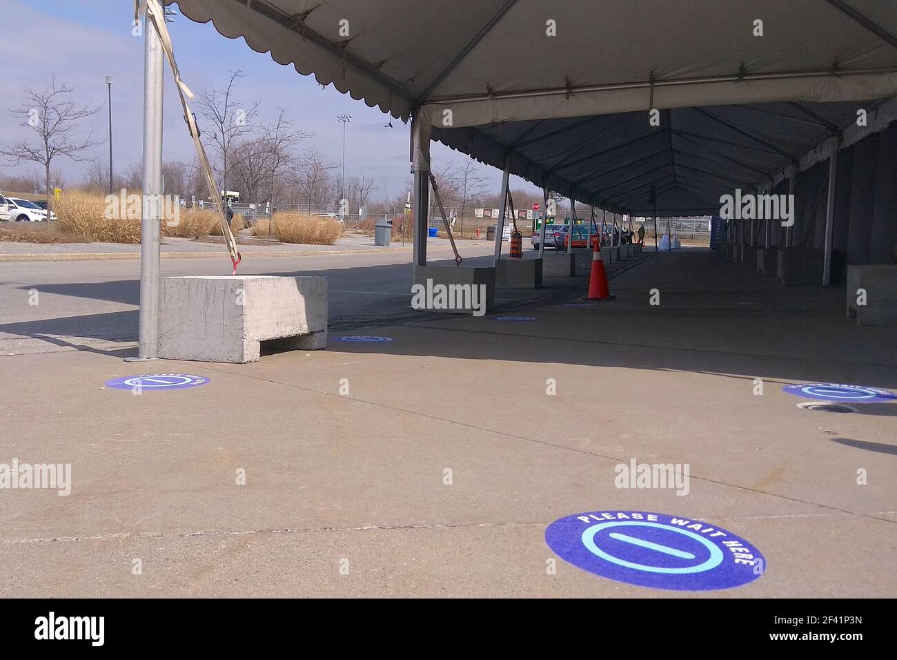 Tente pour les personnes à la ligne du Centre Athlétique qui utilisent comme distribution de clinique de vaccination de masse. Banque D'Images