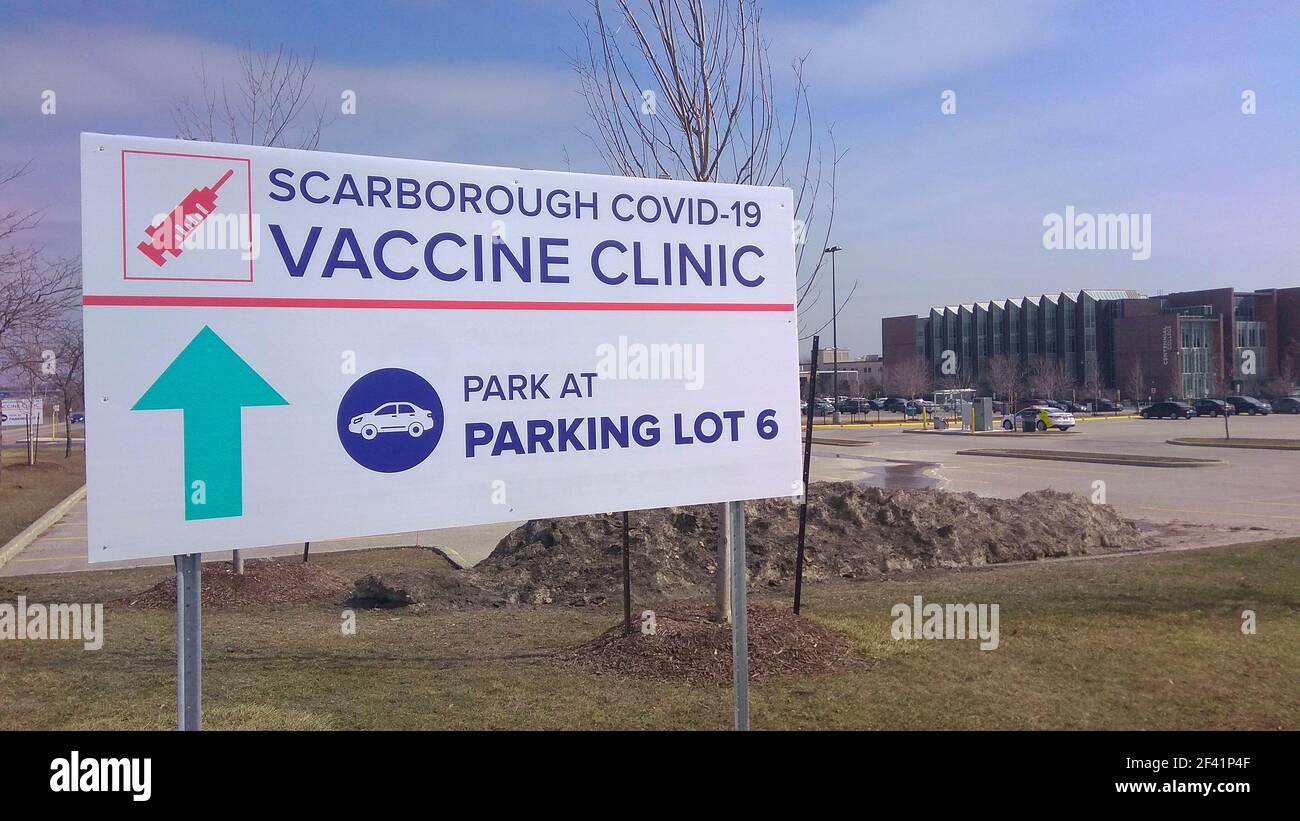 Toronto, Ontario, Canada - 03/17/2021: Panneaux sur la route pour montrer la direction au Centre athlétique qui utilise comme distribution de la vaccination de masse cl Banque D'Images