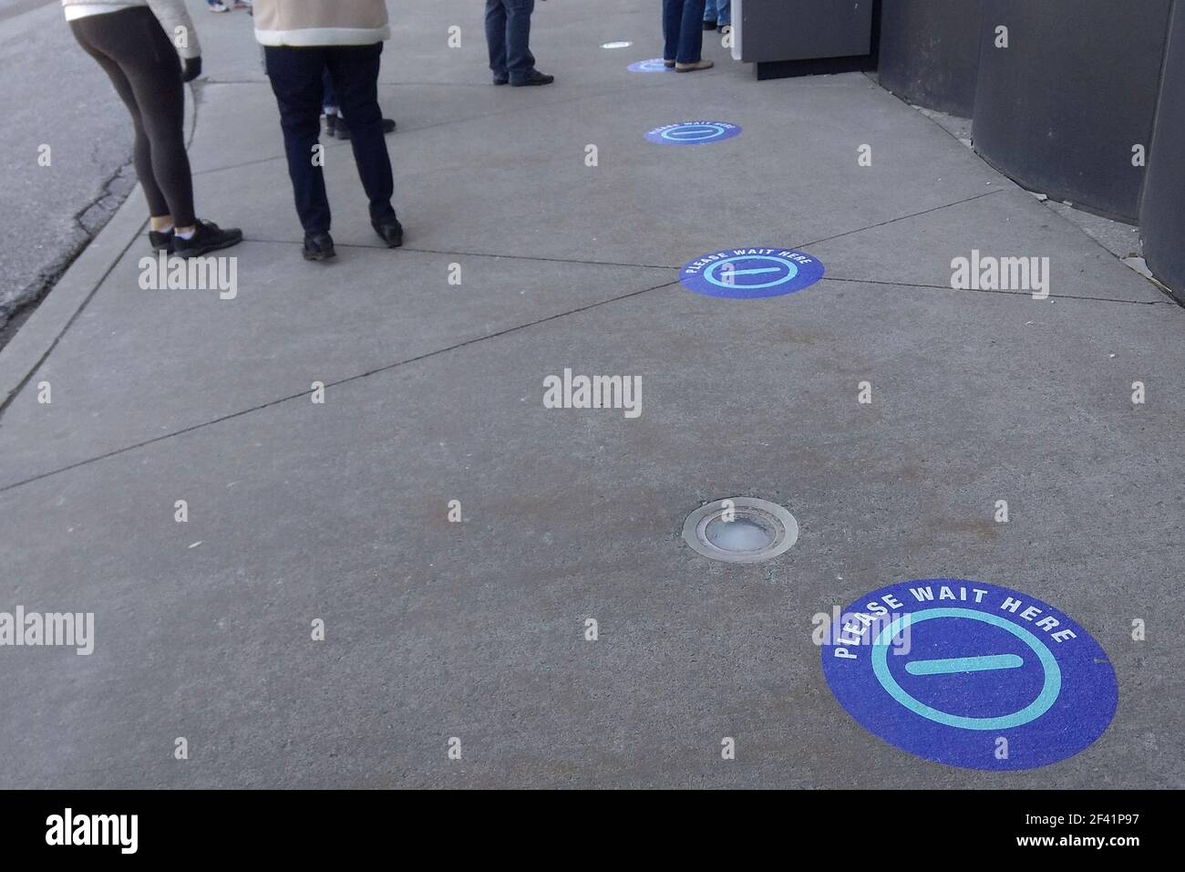 Signes de distanciation sociale à l'extérieur du centre de vaccination pour la distribution de la clinique de vaccination de masse. Banque D'Images